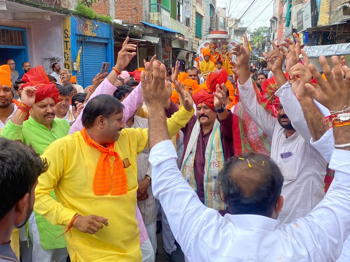 DrKPSinghYadav's tweet photo. मुंगावली में श्रीकृष्ण जन्माष्टमी के पावन अवसर पर आयोजित कार्यक्रम और चल समारोह में सम्मिलित हुआ और श्रद्धालुओं को संबोधित किया। इस दौरान श्रीकृष्ण की शिक्षाओं और उनके आदर्शों पर चर्चा की।
कार्यक्रम में सभी धर्म प्रेमी बंधु बड़ी संख्या में उपस्थित रहे..!
#Mungaoli #Janmashtami2024