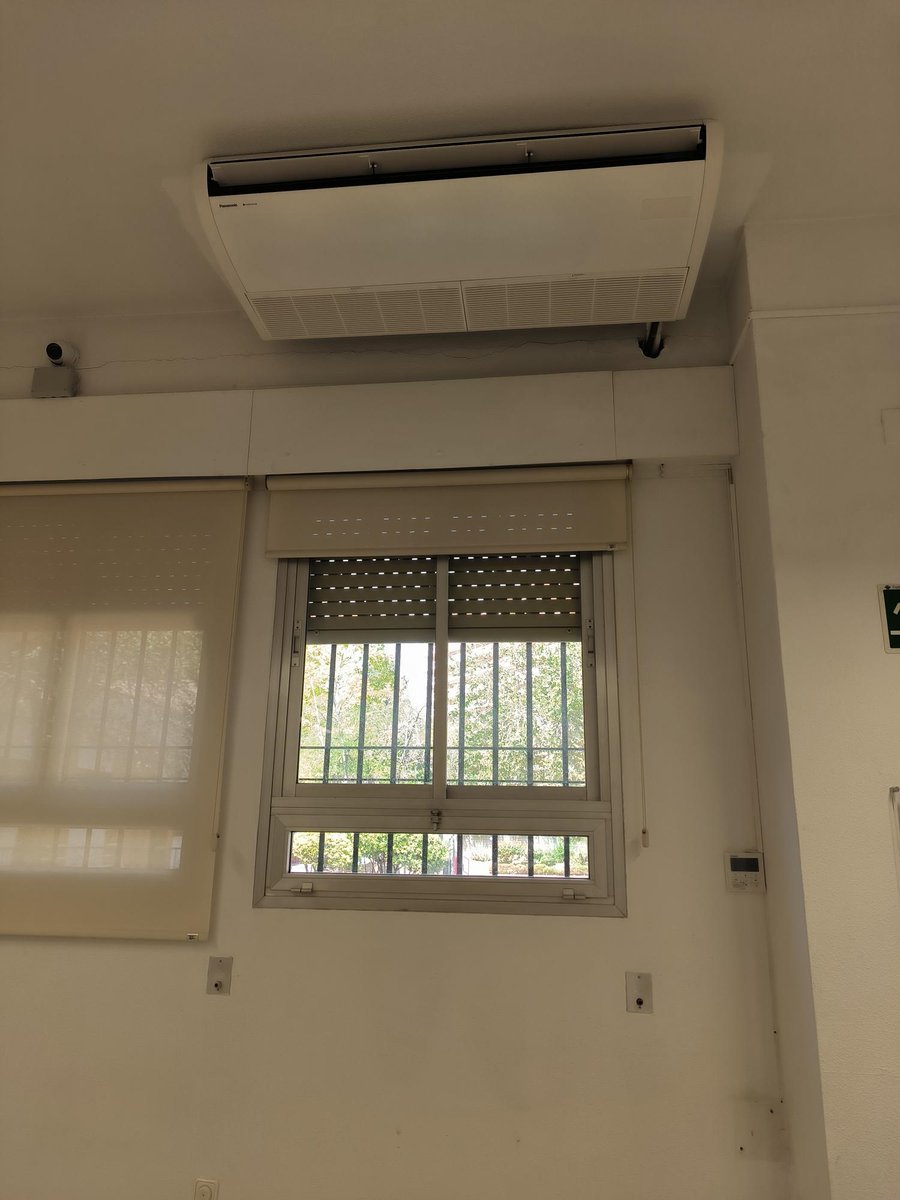 Como todos los veranos, estamos procediendo a acondicionar y mejorar nuestras instalaciones. En el caso de Córdoba, stores nuevos y manita de pintura en la sala de estudio y nuevos aparatos de climatización en la sala de trabajo en grupo