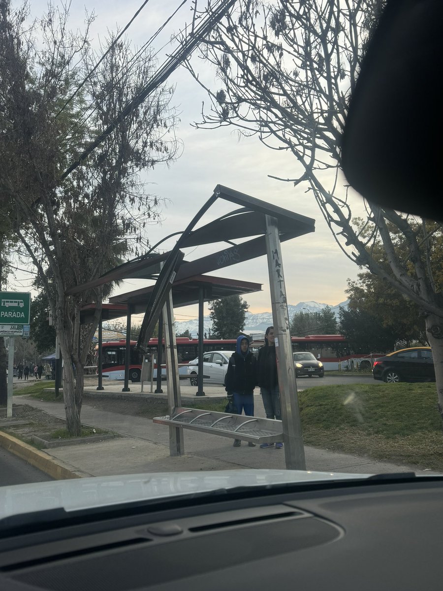RebecaFavero's tweet photo. @penalolen hola buenos días, en el paradero de micros de los presidentes con Vespucio, está este paradero que alguien rompió y está peligroso.  Ojalá puedan hacer algo. Gracias https://t.co/xzkz0b6JeB