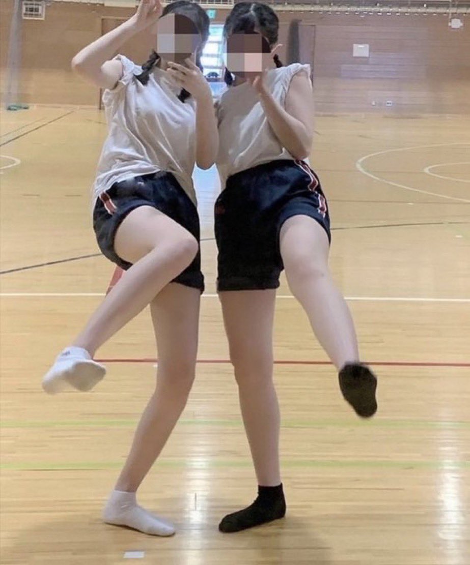 届いてない人がいるということでこっちで送ります💦

友達と体育館とトイレで百合プレイした動画まだの人いますか？

かなり過激な動画18分23秒

※閲覧注意

コメント「るな最強」で送ります

※殺到するのでもう貰った人は♡つけないでください🙇