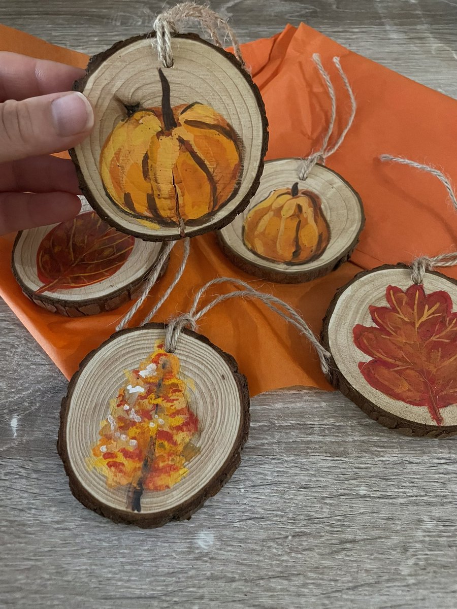 It’s official, autumn is in full swing 🍂 posted this set of woodslice ornaments this morning 🧡