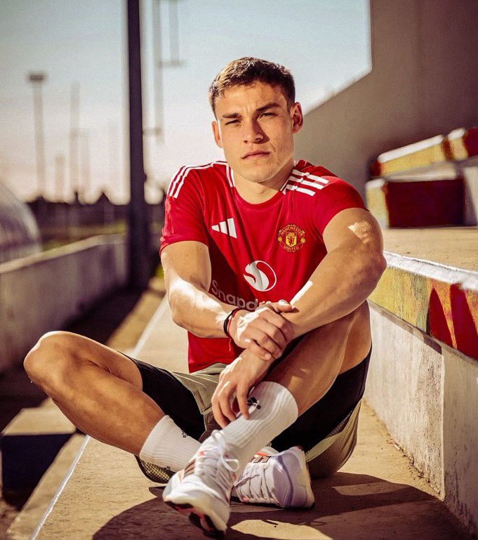 UnitedHubb's tweet photo. Rate our transfer window out of 10?👇 https://t.co/HXQ7jIakHj