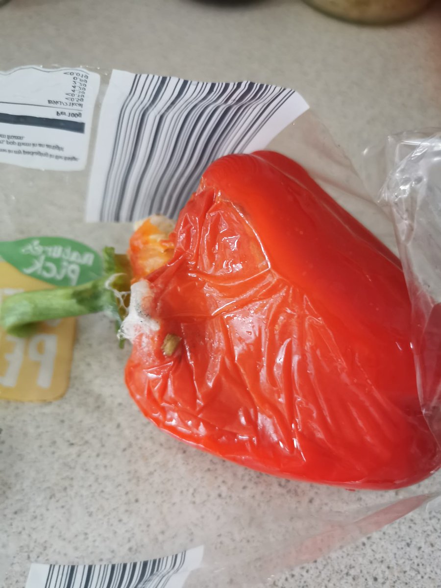 happykittybakes's tweet photo. @AldiUK got home with my peppers to find the red one is like this 😭 https://t.co/EXNDBYN0iM