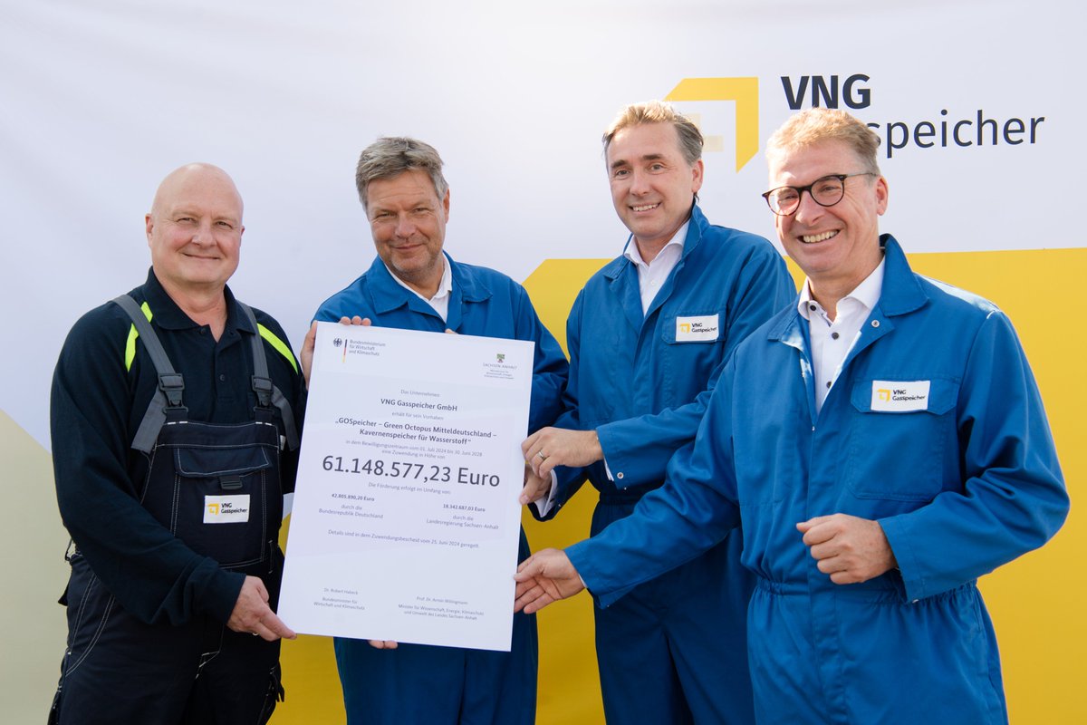 Bundeswirtschaftsminister Habeck hat mit Staatssekretär <a href="/WuenschThomas/">Thomas Wünsch</a> einen Förderbescheid für den Wasserstoff-Kavernenspeicher in Bad Lauchstädt an die VNG Gasspeicher GmbH überreicht. Ein wichtiges Signal für den weiteren Aufbau der Wasserstoffwirtschaft in #SachsenAnhalt.