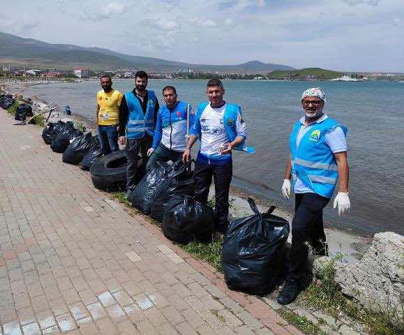 vangolakt's tweet photo. Tatvan sahilinde çöp toplayan Van Gölü Aktivistleri Derneği üyeleri poşetlerle pikniğe gelen vatandaşlara, çöplerini de aynı poşetlerle taşıyabilecekleri mesajını verdi. Van Gölü Aktivistleri Derneği üyelerinden Cemal Yıldırım, “Neredeyse fırsat buldukça her hafta sonu sahil bandında çevre temizliği yapıyoruz. Vatandaşların duyarlı olmaları halinde geleceğe çok güzel ve temiz bir Van Gölü bırakmak istiyoruz. Herksin elini taşın altına koyması gerekir. Başka Van Gölü yok.”

Detaylar 👇
https://t.co/7K7BwLATo3