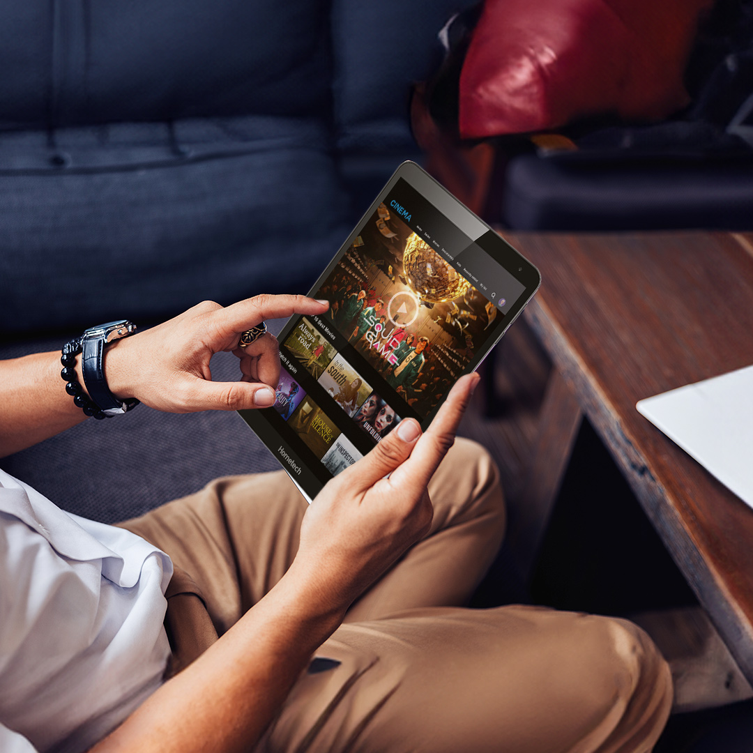 "Film keyfini yanınızda taşıyın! 📱✨ Favori dizinizi ya da filminizi seçin ve nerede olursanız olun, en sevdiğiniz anların tadını çıkarın. 🍿 #SinemaKeyfi #TabletDeneyimi #EğlenceHerYerde"