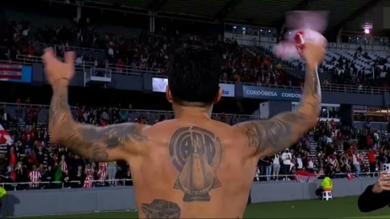 hombrejingle's tweet photo. River y Estudiantes son las dos principales escuelas y tradiciones futbolísticas de la Argentina, por no decir las únicas. El resto de los clubes construye su identidad a partir de mitos y relatos de dudosa verificación en la realidad. Enzo es la síntesis de ambas instituciones. https://t.co/YP9oCtNp9w