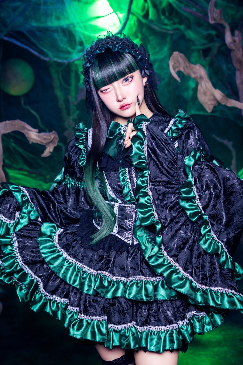 misolade_edison's tweet photo. 【新アーティスト写真解禁】

ミソラドエジソン ステラver.🌌

翡翠だりあ🐍♦︎ @misolade_daria
コードカラー：グリーン

「約束の言葉を信じて 貴方の迎えを待ってるの」

#ミソラドエジソン
#RPいいね1000で次メンバー公開 https://t.co/Cp2O9JvCgF