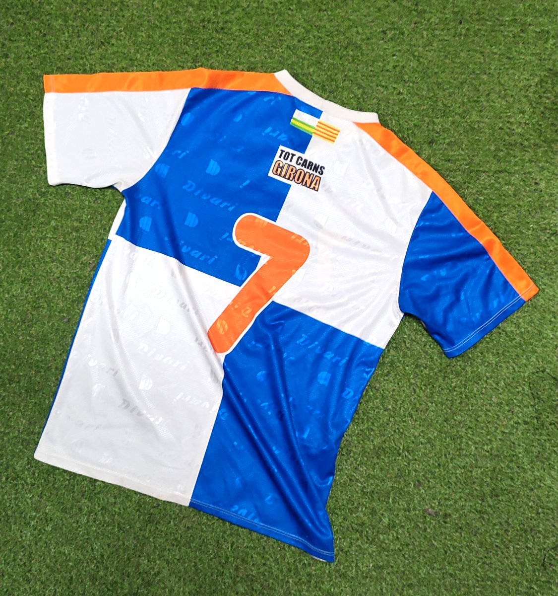 CArlequinadas's tweet photo. Presentamos #joyita #arlequinada
Tenemos los ingredientes necesarios para calificar una de las camisetas con más sentimiento arlequinado de la colec: @CESabadell @instaeco #Divari  #futbito
En #camisetasarlequinadas la vamos a guardar con mucho cariño gracias a @sabarretes https://t.co/wu8GI14xg7