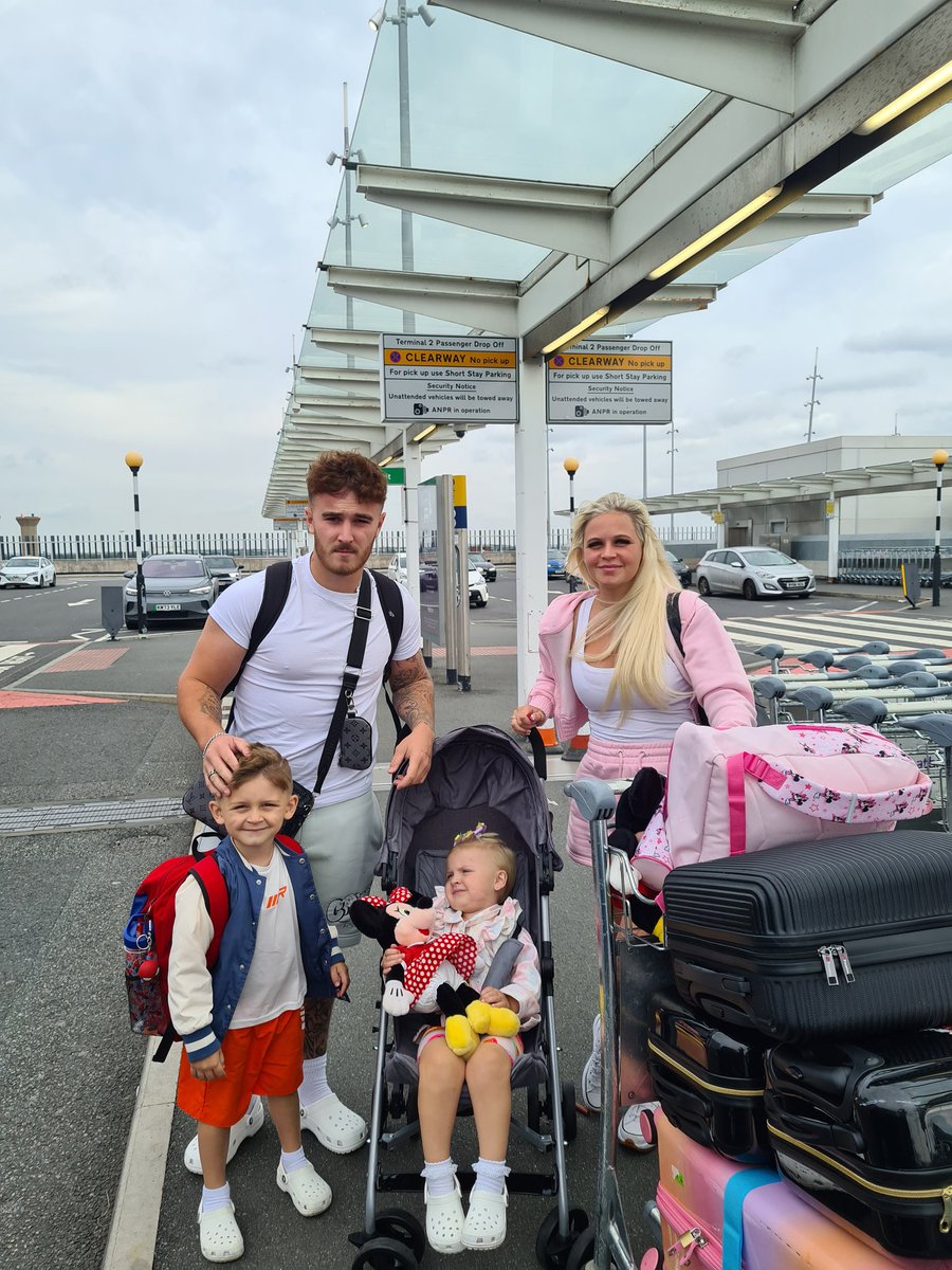 JimmyThain47's tweet photo. @john37261644 &amp; his little family off to #Disneyland America for 2 weeks, Enjoy &amp; be safe son 💙 https://t.co/ogNyuTTOp8