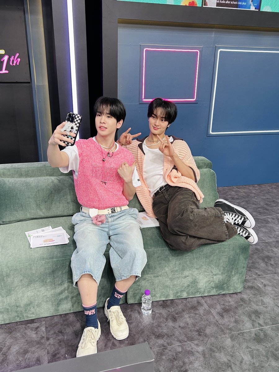 셀카 찍을 때 다들 자세 이렇지 않나요(네?)