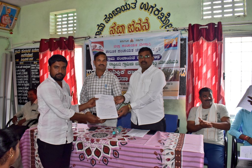 ವೈಯಕ್ತಿಕ ಕಾಮಗಾರಿ ವಿತರಣಾ ಮೇಳ

#MGNREGAಯೋಜನೆಯ ಒಗ್ಗೂಡಿಸುವಿಕೆಯಡಿ ತೋಟಗಾರಿಕೆ, ರೇಷ್ಮೆ, ಭೂ ಅಭಿವೃದ್ಧಿ &amp; ಹಾಗೂ ಜಾನುವಾರು ಶೆಡ್ ಕಾಮಗಾರಿ ಅನುಷ್ಠಾನಗೊಳಿಸಲು ಪ್ರತಿ ಗ್ರಾಪಂ. ಗೆ ಕನಿಷ್ಠ 20 ಫಲಾನುಭವಿಗಳಿಗೆ ವೈಯಕ್ತಿಕ ಕಾಮಗಾರಿ
ಅನುಷ್ಠಾನಗೊಳಿಸಲು ದಿ: 26-8-24 ರಿಂದ 31-8-24ರವರೆಗೆ ಜಿಲ್ಲೆಯಾದ್ಯಂತ ಅಭಿಯಾನ ಹಮ್ಮಿಕೊಳ್ಳಲಾಗಿದೆ