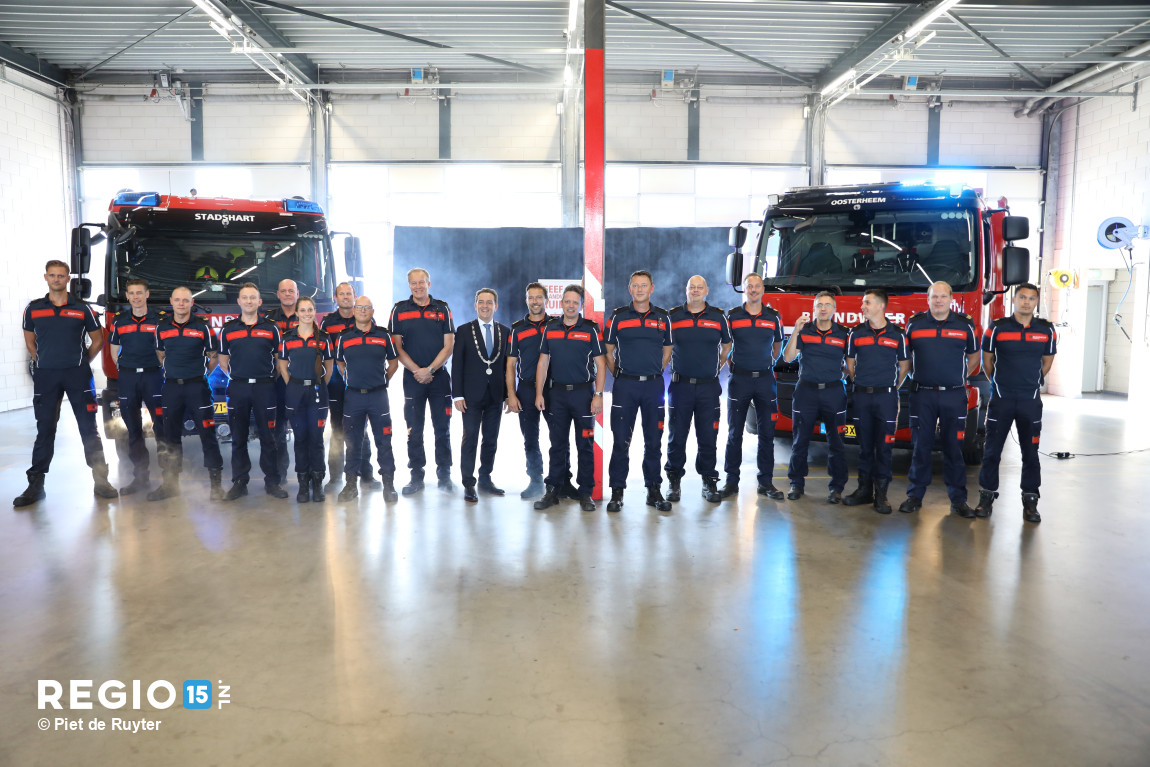 regio15's tweet photo. Vanmiddag zijn de nieuwe Basiseenheid (voorheen Tankautospuit genoemd) van kazerne #Zoetermeer #Stadshart en het nieuwe Hulpverleningsvoertuig van kazerne #Zoetermeer #Oosterheem officieel in gebruik genomen. https://t.co/L5qDcsNRc4