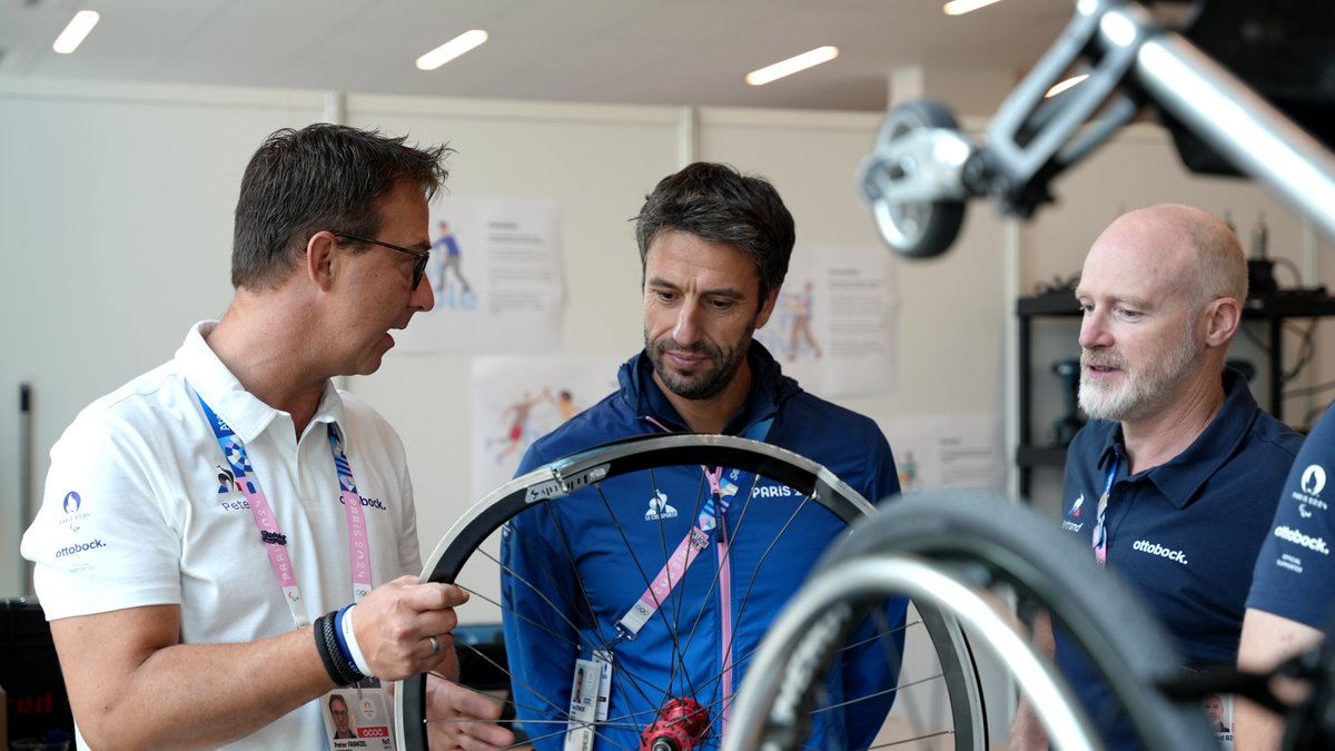 comoveragency's tweet photo. #ComOver aux côtés de #OttobockFr pendant les Jeux Paralympiques #communication 
Visite de @TonyEstanguet au Repair Center aujourd'hui 👏 #Paris2024 https://t.co/WPj4lors3X