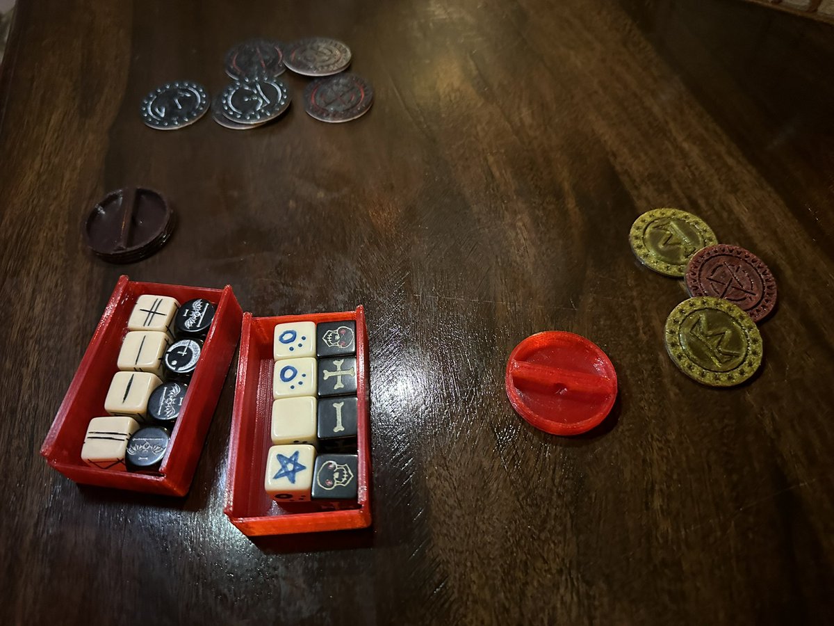 Breganov's tweet image. На сходке подарили мне кубики с цветочками. Сделали крутые прототипы хранения кубиков и жетонов! 

На фото не все участники. Ехехе. С:
#faterpg #fatecore