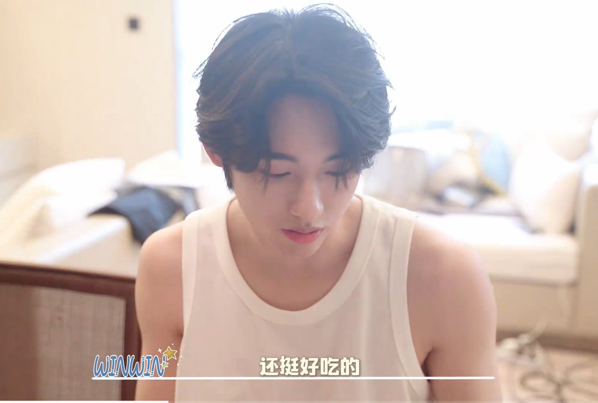 wwfolder's tweet photo. in front of winwin. https://t.co/MHLjTIYy4h