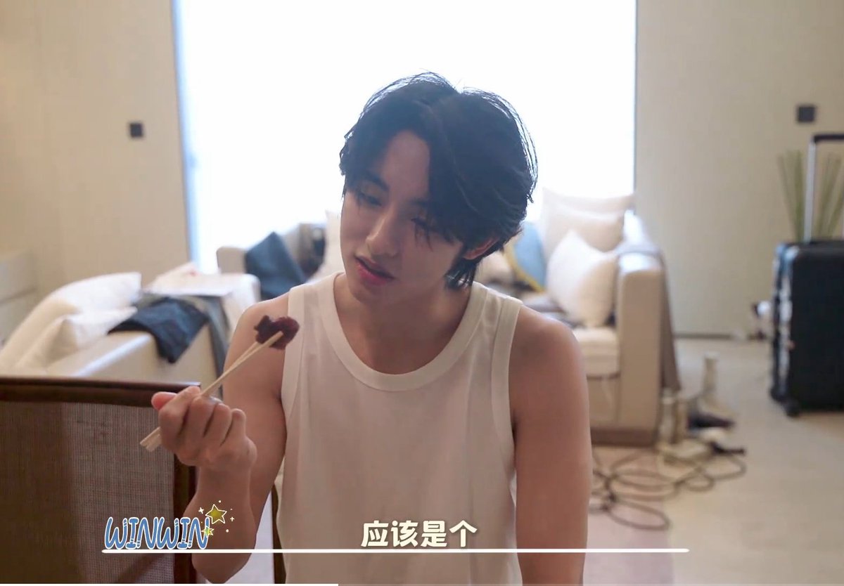 wwfolder's tweet photo. in front of winwin. https://t.co/MHLjTIYy4h