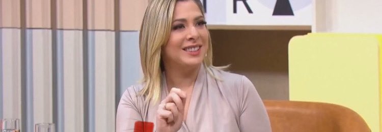 Emilymottaofc's tweet photo. Pablo Marçal: "O PT é uma facção criminosa."

Daniela Lima: "CANDIDATOOO🗣️🗣️"

Pablo, da próxima vez, pega mais leve para não deixar a Daniela Lima tão nervosa! Afinal, falar mal do PT na Globo Lixo pode atrasar o PIX... E ninguém quer mexer com o pagamento! https://t.co/6NTdMoPd9z