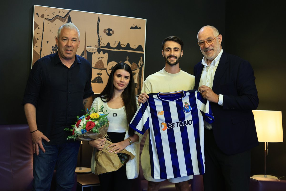 FCPorto's tweet photo. Welcome 🐉💙

#InvictosdeCoração https://t.co/NljQDtDF9M