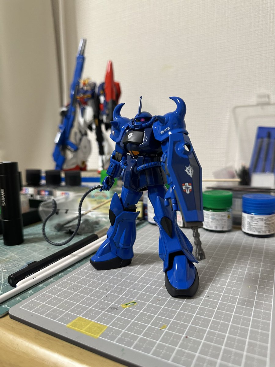 arasosroom's tweet photo. エコプラグフ　完成。

Z ガンダムのハイパーメガランチャーの塗装と同時進行させてました。エコプラの方がちょっと柔らかいプラの印象。黒いパーツはエコプラ整形色を活かしました。ヒートサーベルも意外とイメージ通りに(^^)
#gunpla #gouf #zeon #ガンプラ #グフ #ジオン #ガンプラ好きと繋がりたい https://t.co/m5xQJCsWJF