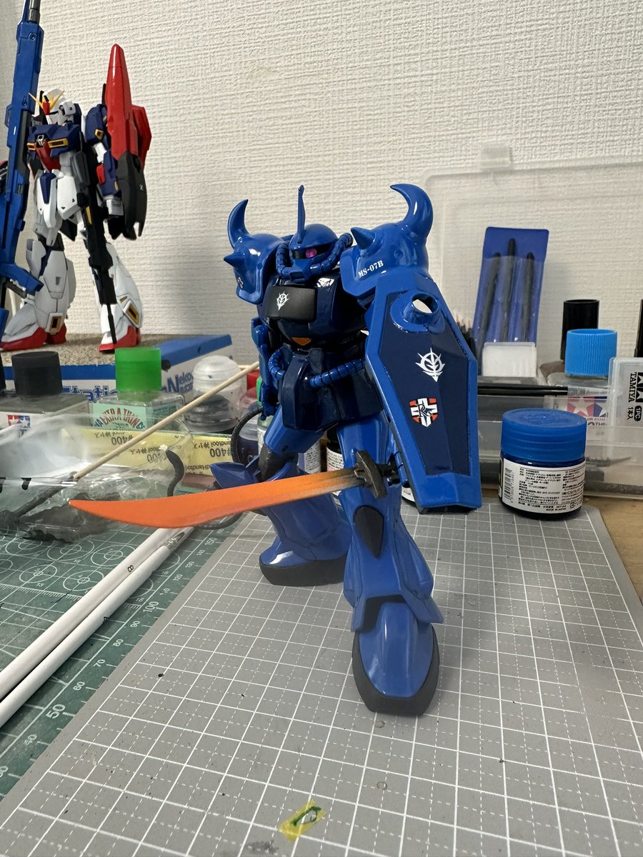 arasosroom's tweet photo. エコプラグフ　完成。

Z ガンダムのハイパーメガランチャーの塗装と同時進行させてました。エコプラの方がちょっと柔らかいプラの印象。黒いパーツはエコプラ整形色を活かしました。ヒートサーベルも意外とイメージ通りに(^^)
#gunpla #gouf #zeon #ガンプラ #グフ #ジオン #ガンプラ好きと繋がりたい https://t.co/m5xQJCsWJF