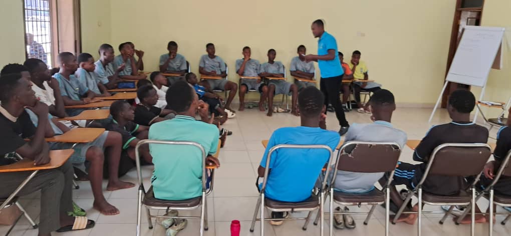 JMKPARK's tweet photo. English Learning Class Session for our U15 &amp; U17 Academy players.
#JMKPark 
#inspiringthenextgeneration 
#JMKParkAcademy 

@Nsc_bmt
@Tanfootball 
@SymbionPower https://t.co/t3y8LcSDHx