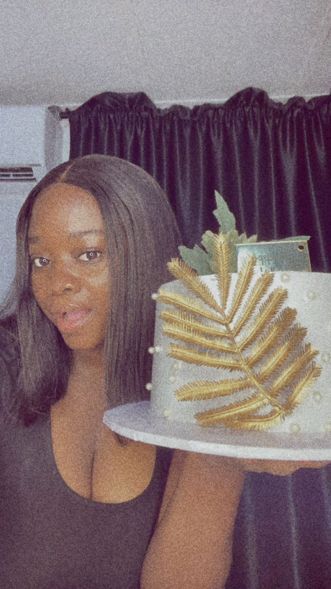 smallfacedB's tweet photo. Carrying my business on my headdddd
You need cakes and pastries in ile-ife? We’ve got you covered Fr https://t.co/GcRgEOwVqN