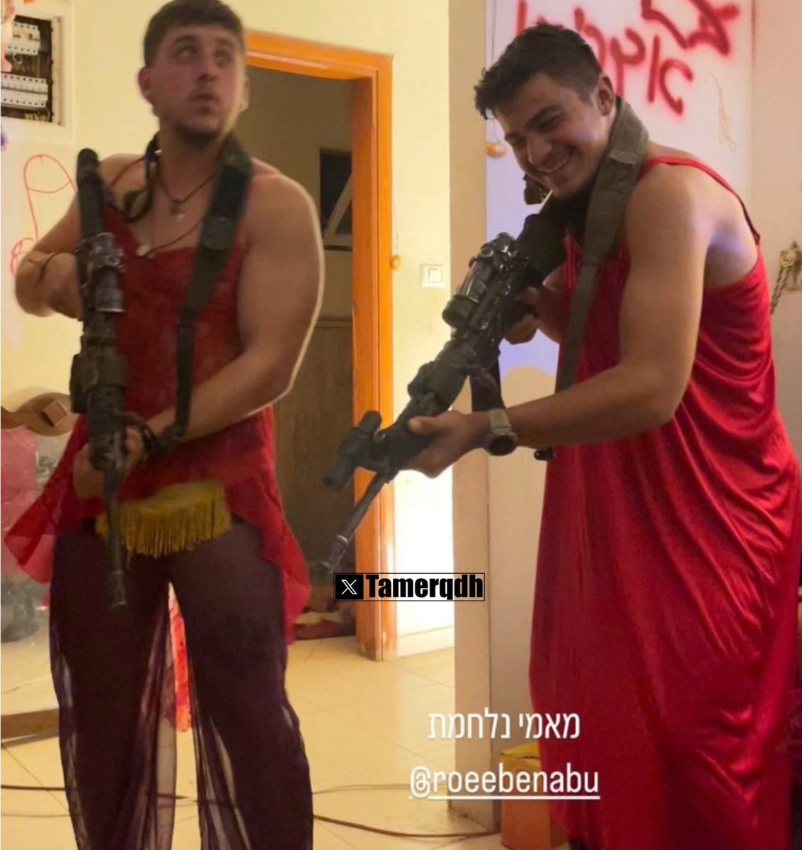 جنود جيش الاحتلال الاسرائيلي يستبيحون كل شيء في غزة،لكن ما سرقوه وارتدوه وتباهوا به أمام الكاميرات من ملابس النساء يعكس حقيقتهم