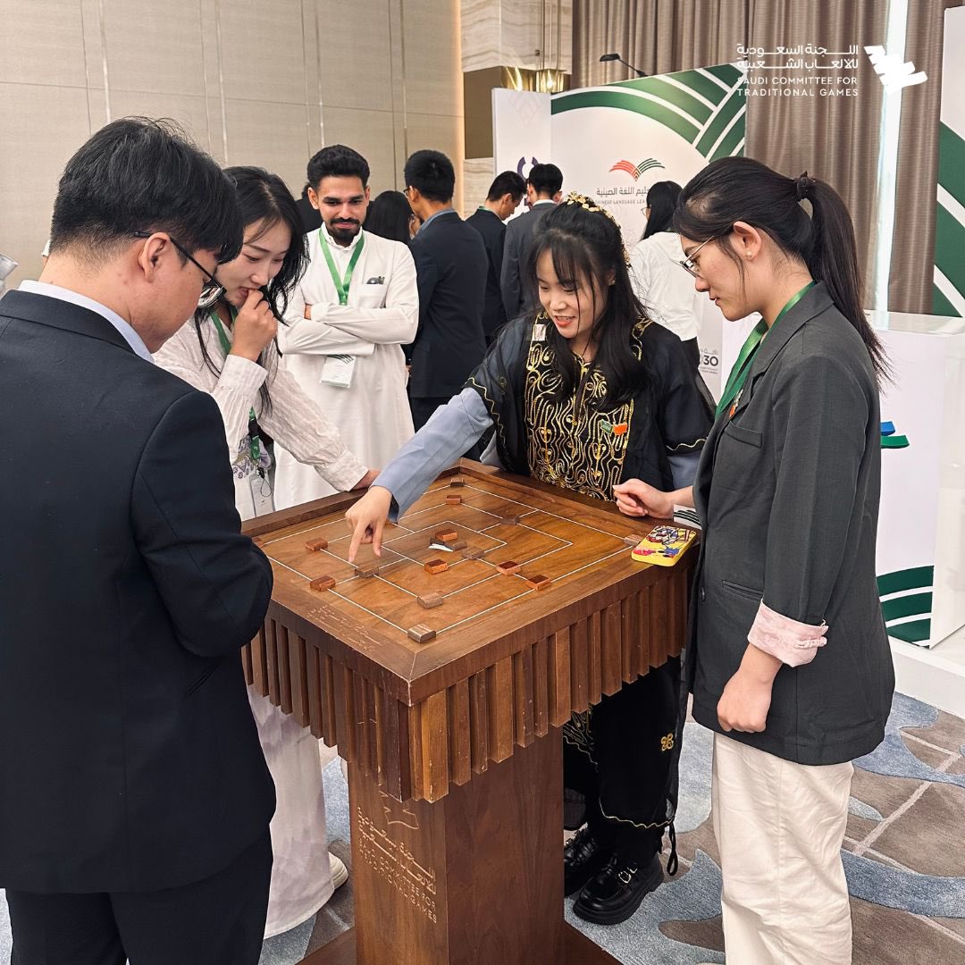 sctgsa's tweet photo. في اطار مشروع تعليم اللغة الصينية أحد مشاريع وزارة التعليم @moe_gov_sa شهد الجناح الخاص بـ #اللجنة_السعودية_للألعاب_الشعبية حضوراً مميزاً من قبل ٢٠٠ معلم صيني مما يعكس الاهتمام المتزايد بالتعريف عن ثقافة الرياضات التقليديه السعودية 🇸🇦 . https://t.co/WPznubyZVo