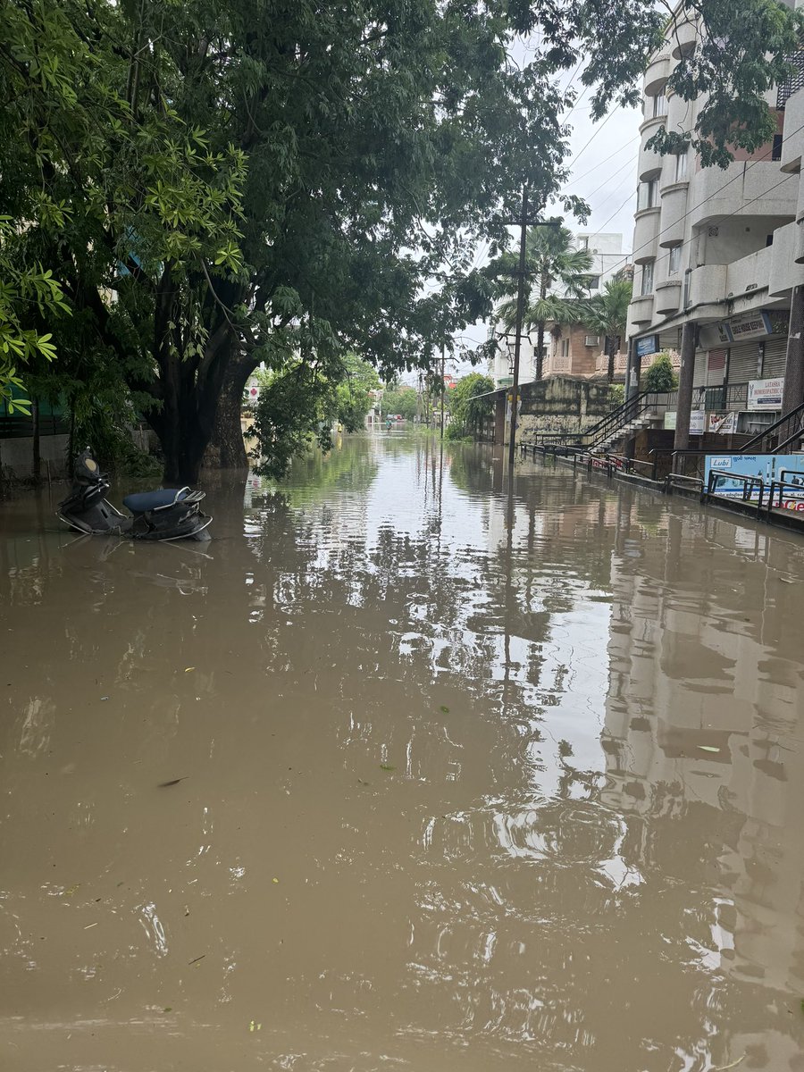 WithManish0's tweet photo. When I’m not chasing adventures, they are ready to chase me.

Heavy rain in Vadodara and this is outside my home. 

We humans have blocked all ways for river water on name of development now we are gaining fruits of it

#flood #Vadodara #RainAlert #rain #waterblock #Monsoon2024 https://t.co/3XiKXtHStV
