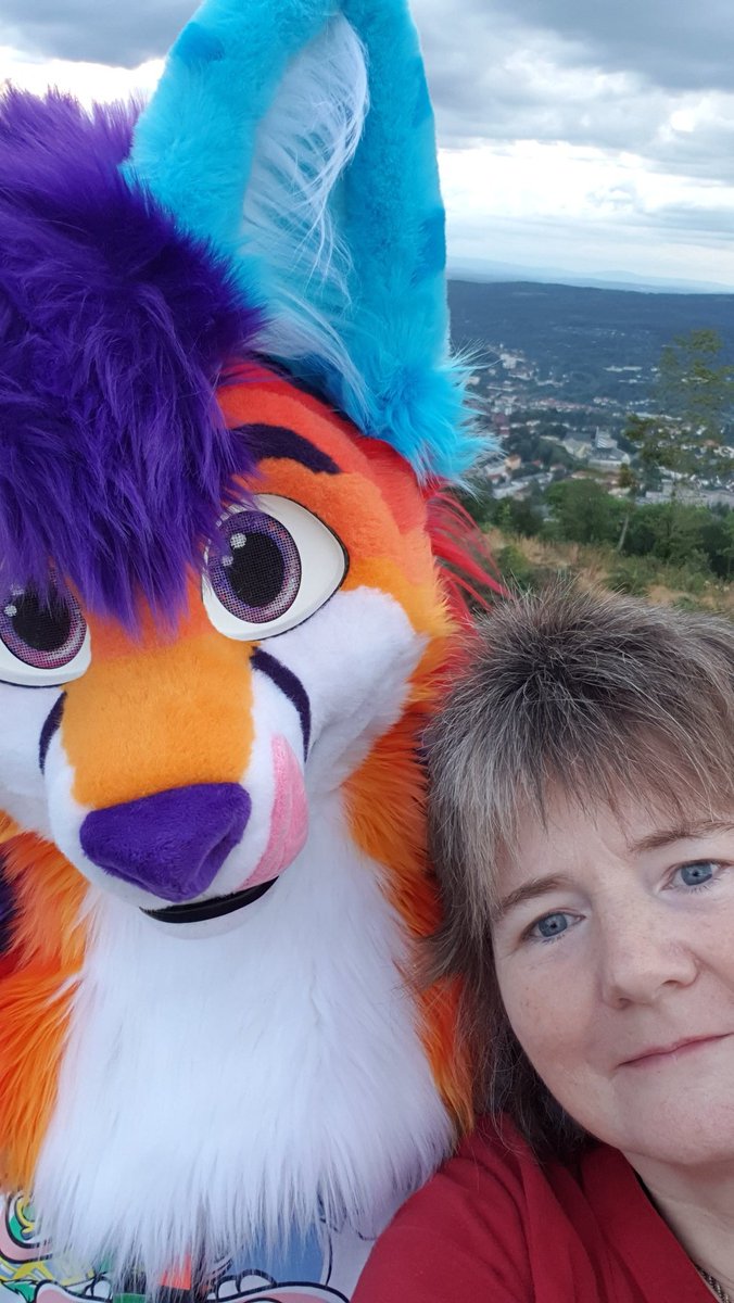 whitewingsuits's tweet photo. Das persönliche ausliefern auf der #EAST12 für @Jaro_Cat mit dem 🍭🦊 hat mir Freude gemacht, und Ja ich bin so klein, ich bin in der Zeit meines Lebens wo ich auch noch schrumpfe 😂
Dank dir Jaro, jetzt kann ich in Urlaub fahren
#WhiteWingWednesday
#Fursuit #furry #ilovemyjob https://t.co/xE37ZkjrV0