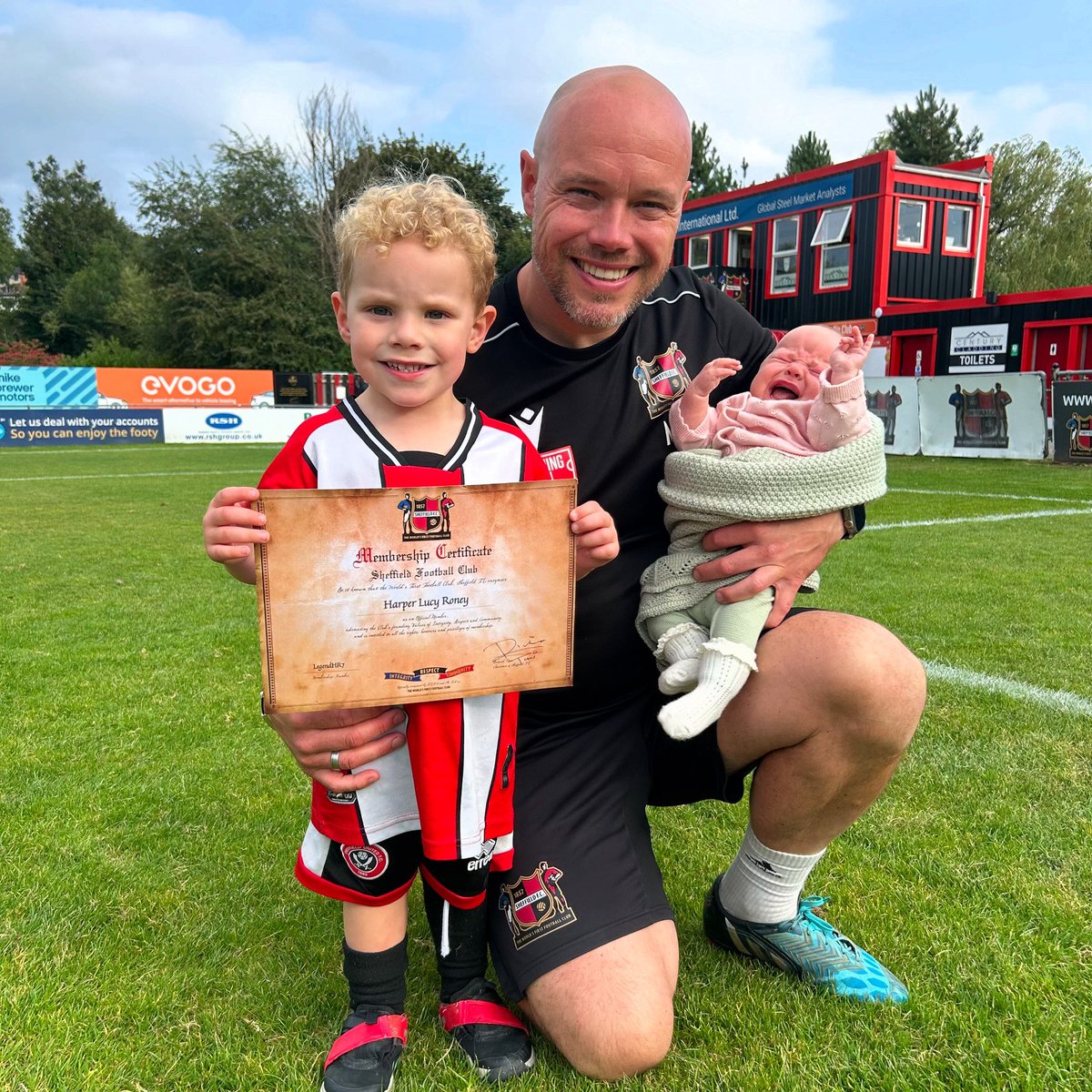 Harper Lucy Roney, becomes the youngest member of The World’s First Football Club 📜 

#TheWorldsFirst <a href="/Roondog7/">Matt Roney</a> ❤️