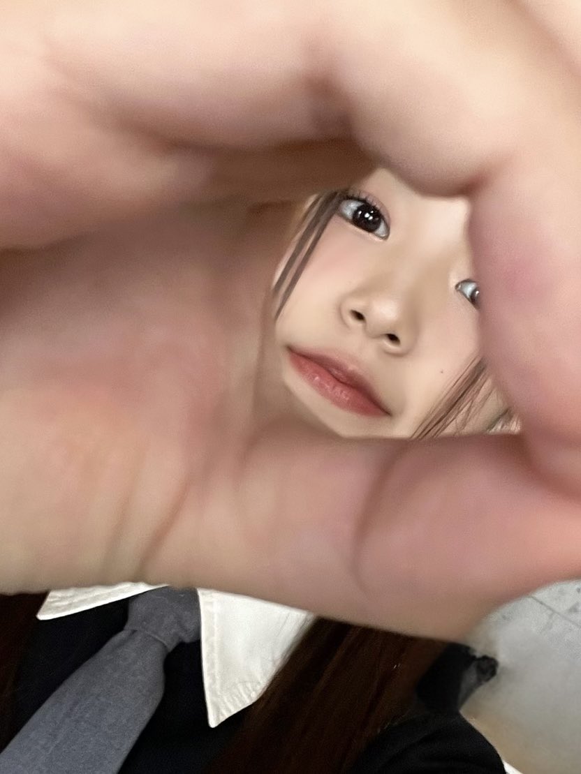 izna_offcl's tweet image. [izME📮]

안녕! 지윤이에요 :) 
잘 먹고 푹 자고 건강하고 행복하게 잘 지내고 있어요?! 
오늘부터 제가 지켜볼 테니까 그렇게 하기로 약속합시다
오늘 하루도 수고했고 쥰밤되세윤🖤

#izna #이즈나
#YOONJIYOON #윤지윤