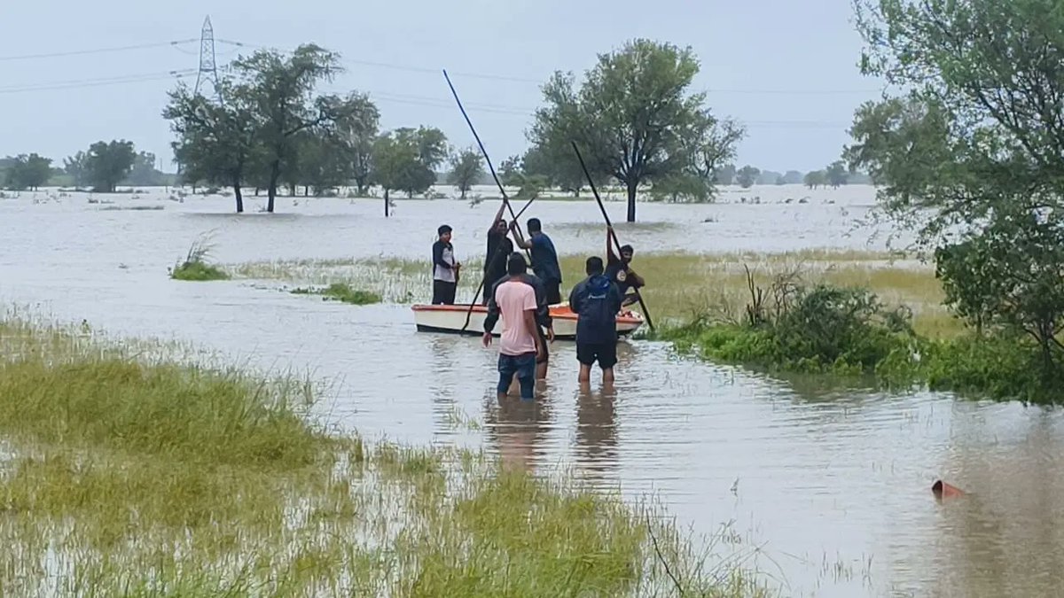 Info_Vadodara's tweet photo. ડભોઇ તાલુકાના અંબાવ ગામે  ખેતરમાં ફસાયેલા ૧૧ વ્યક્તિઓને પશુઓ સાથે સલામત રીતે ઉગારી લેવાયા
#RaifallinGujarat #alert #vadodara
#staysafe @CollectorVad
@ddo_vadodara
@InfoGujarat @CMOGuj https://t.co/Oggwzv9gLt