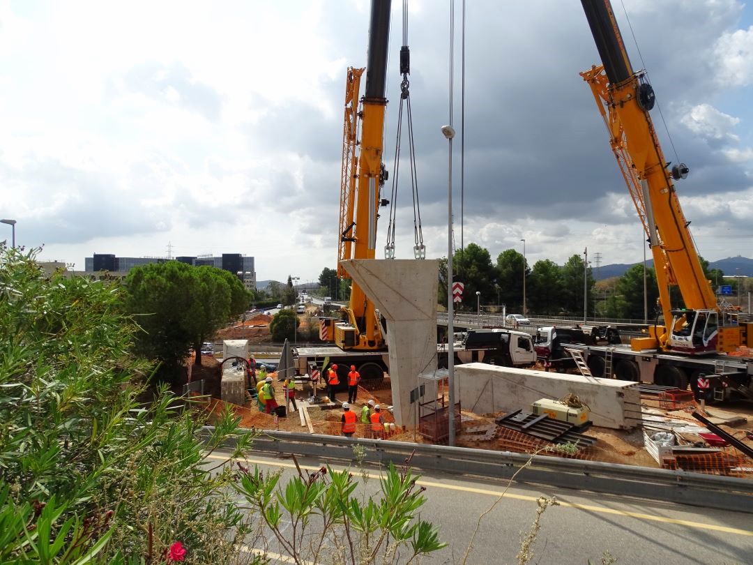 ajuntamentbdv's tweet photo. 🚧Comencen a instal·lar els 8 pilars que sostindran el pont cap al Sector Empresarial Baricentro
▶Aquesta setmana es col·loquen els 3 primers. La resta s’instal·laran en els propers 10 dies
⛔️Demà a la nit es produiran talls a l'AP7 i a la B30
🔗 https://t.co/drus5mFuhE https://t.co/1kFerhKZvp