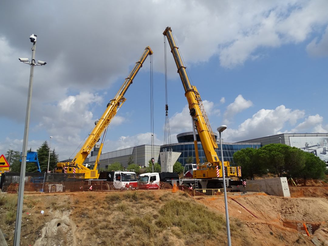 ajuntamentbdv's tweet photo. 🚧Comencen a instal·lar els 8 pilars que sostindran el pont cap al Sector Empresarial Baricentro
▶Aquesta setmana es col·loquen els 3 primers. La resta s’instal·laran en els propers 10 dies
⛔️Demà a la nit es produiran talls a l'AP7 i a la B30
🔗 https://t.co/drus5mFuhE https://t.co/1kFerhKZvp