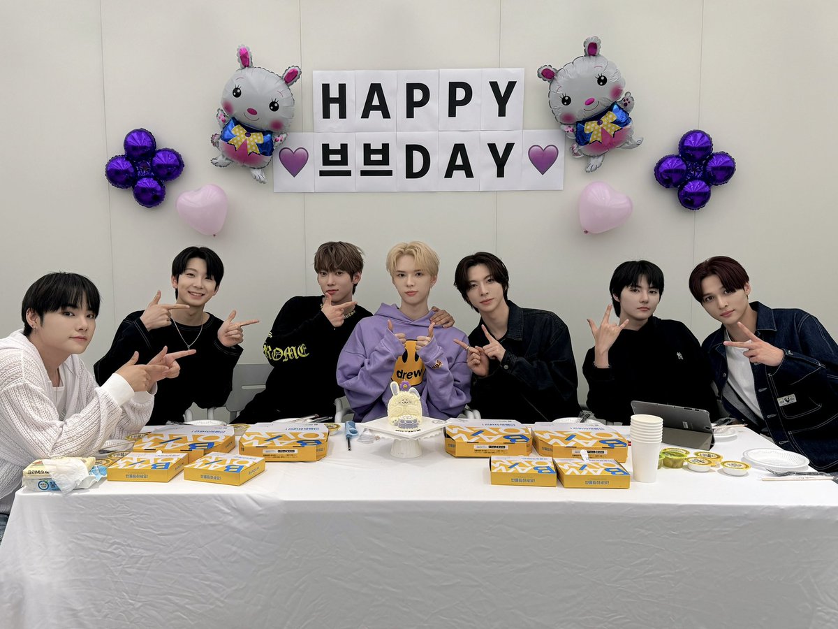 _AMPERSANDONE_'s tweet photo. [📸] 🐰팔척토끼💜브라이언💜탄신일🐰

브라이언은 진짜 유명한 팔척토끼임🐰
앰퍼샌드원의 왕자님 브브의 생일을 축하합니다👑💜

#앰퍼샌드원 #AMPERSANDONE #Happy_BRIAN_Day https://t.co/6qaTrK0cOr