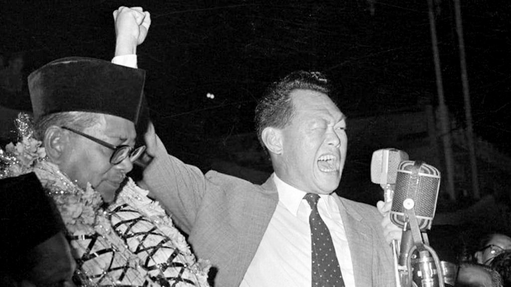 thepatriotsasia's tweet photo. "Idea Gila Lee Kuan Yew Yang Hampir Musnahkan Malaysia!"

Siapa saja tak kenal dengan Lee Kuan Yew, seorang sosok provokatif dalam sejarah Malaysia. Bermula dengan hasrat murni beliau bawa Singapura jayakan pembinaan Malaysia sehingga terserlahnya kebiadapan beliau mecabar... https://t.co/Wizn2WEY4k