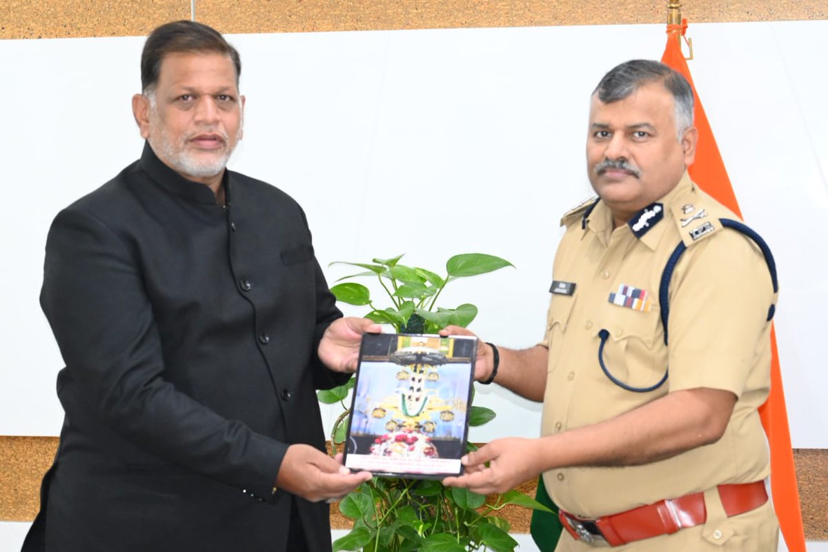 BaqriBjp's tweet photo. MET & GIVEN THANKED TO DR #JITENDER IPS #DGP & DCP SOUTH ZONE, ADDL.DCP's, ACP's ALL INSPECTOR's ON DUTY FOR #ARBAEEN2024 Baqri Met Given Thanked & Presented Memoto & Tie the Datti to Dr Jitender IPS. DGP, for Security arrangement at all AshoorKhana in Telangana for Arbaeen https://t.co/KF2OyJwlfo