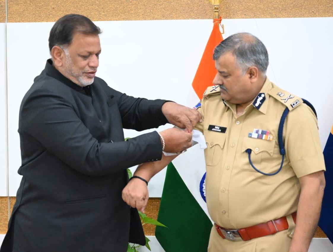 BaqriBjp's tweet photo. MET & GIVEN THANKED TO DR #JITENDER IPS #DGP & DCP SOUTH ZONE, ADDL.DCP's, ACP's ALL INSPECTOR's ON DUTY FOR #ARBAEEN2024 Baqri Met Given Thanked & Presented Memoto & Tie the Datti to Dr Jitender IPS. DGP, for Security arrangement at all AshoorKhana in Telangana for Arbaeen https://t.co/KF2OyJwlfo
