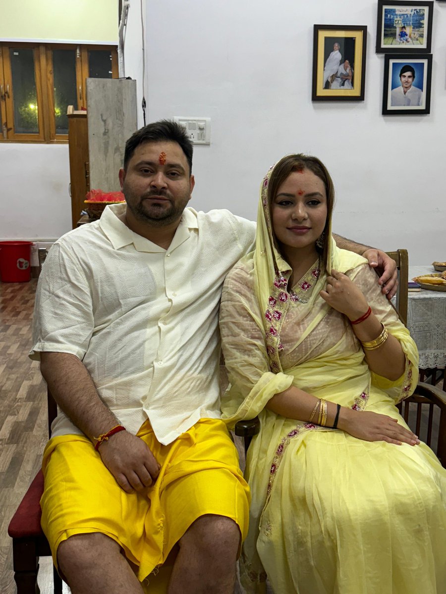 iRameshydvRJD's tweet photo. पीली धोती! हाथ में कलावा! बग़ल में भा��तीय संस्कार और परिधान से सुसज्जित धर्मपत्नी! और साथ में श्रीकृष्ण जन्माष्टमी का उत्सव!

अनजाने में ही तेजस्वी यादव ने हिंदू धर्म के नक़ली ठेकेदारों को ऐसा ज़ोरदार तमाचा मारा है जिसकी टीस हल्दी के लेप से भी नहीं जाएगी!

अपनी ��र्मपत्नी को असहाय छोड़ कर भाग जाने वाले लोग किस अधिकार से धर्म का भौंडा प्रदर्शन करते हैं और तेजस्वी यादव के धर्म और कर्म पर सवाल उठाते हैं? थोड़ी भी शर्म बची हो तो मूर्खाधिराज को आके तेजस्वी यादव से माफ़ी माँगनी चाहिए!

तेजस्वी पूर्ण हिंदू हैं! शुद्ध हिंदू हैं!
धर्मपत्नी साथ है! प्यारी सी बच्ची है! माँ बाप के साथ रहते हैं और उनकी सेवा करते हैं! धर्म का पालन करते हैं और कर्म की बात करते हैं!

गला फाड़ फाड़ के हिंदू हिंदू चिल्लाने से कोई हिंदू नहीं बन जाता! भगवान की भक्ति दिल से होनी चाहिए! एकांत में होनी चाहिए! भक्ति दिखावे की चीज नहीं है!

अब इस तस्वीर को देख कर शर्म आई हो तो जाइए और जाके अपनी पत्नी को सम्मान वापस लाइए! उनके चरणों में गिर कर अपने अपराध की माफ़ी माँगिये और तब हिंदू हिंदू का जाप करिए!

- नॉन-बायोलॉजिकल प्राणी को समर्पित
@yadavtejashwi