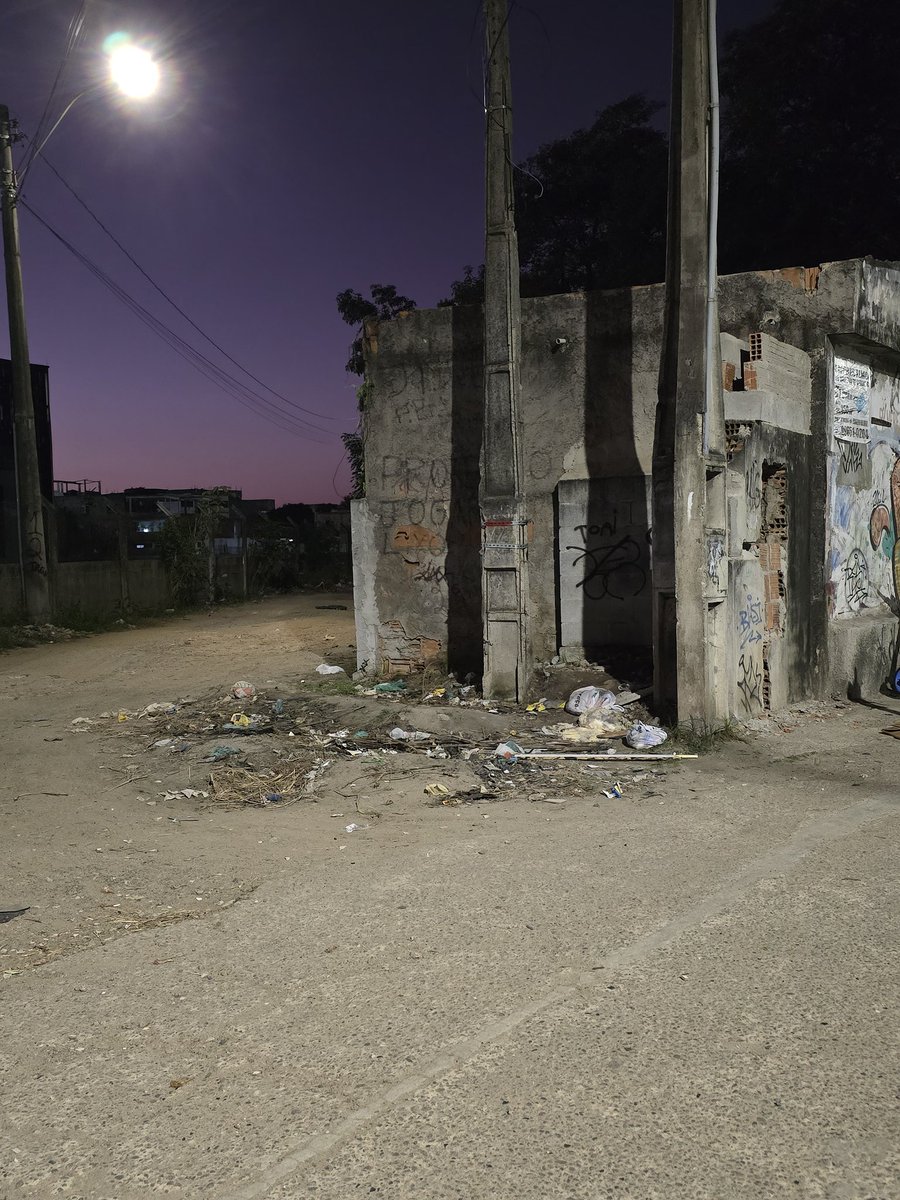 agenu10's tweet photo. @AGazetaES @arnaldinhoborgo @prefeituravilavelha 
Fico extremamente insatisfeito com essa esquina em frente/lado do shopping é extremamente feia, além de perigosa. é necessário efetuar um acabamento nessa esquina pois está virando um ponto de lixo e de pessoas drogadas. https://t.co/tPouwJFnur