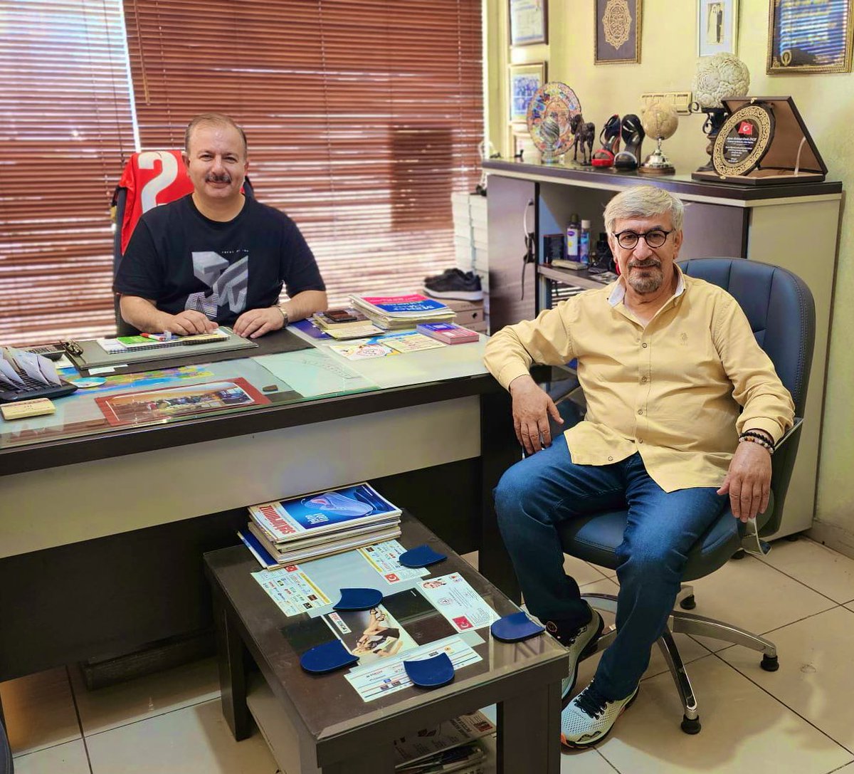 Duayen gazeteci Sn.Ökkeş Özekşi ağabeyimi atölyemizde misafir ettik.Ayakkabıcılar Odamız ve Gaziantep Lisesi Derneğimiz ilgili sohbet edip hasret giderdik.
Gündeme dair değerlendirmelerde bulunduk.
Nazik ziyareti için teşekkür eder,çalışmalarında başarılar dilerim.
<a href="/okkesozeksi/">Ökkeş Özekşi</a>