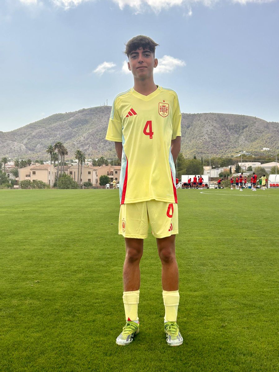 LaFactoriaBCF's tweet photo. ¡Nuestro jugador Manuel Lacalle con la @SEFutbol sub-15! 😍🇪🇦

#TodaMiVida 🤍🖤 https://t.co/Vi0iSJvKlu