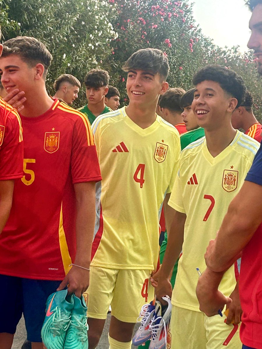 ¡Nuestro jugador Manuel Lacalle con la <a href="/SEFutbol/">Selección Española Masculina de Fútbol</a> sub-15! 😍🇪🇦

#TodaMiVida 🤍🖤