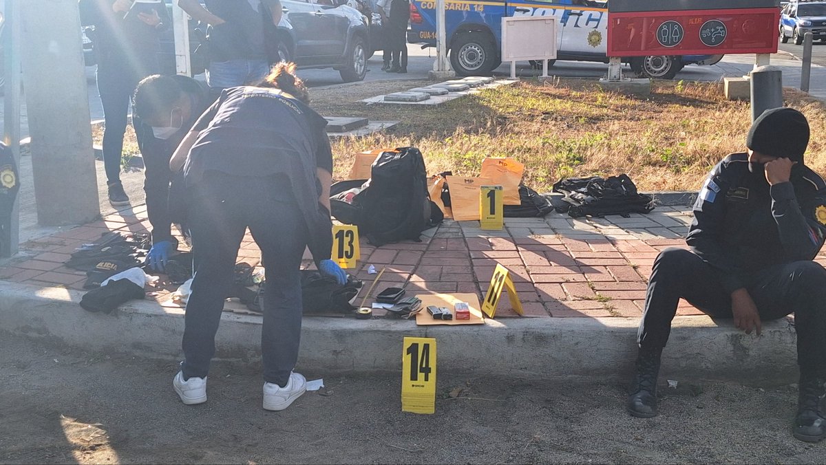 Agentes de la PNC fueron capturados en flagrancia por extorsión a migrantes en el CENMA. <a href="/MPguatemala/">MP de Guatemala</a> está en el lugar recabando indicios, como billeteras, armas, mochilas y más.