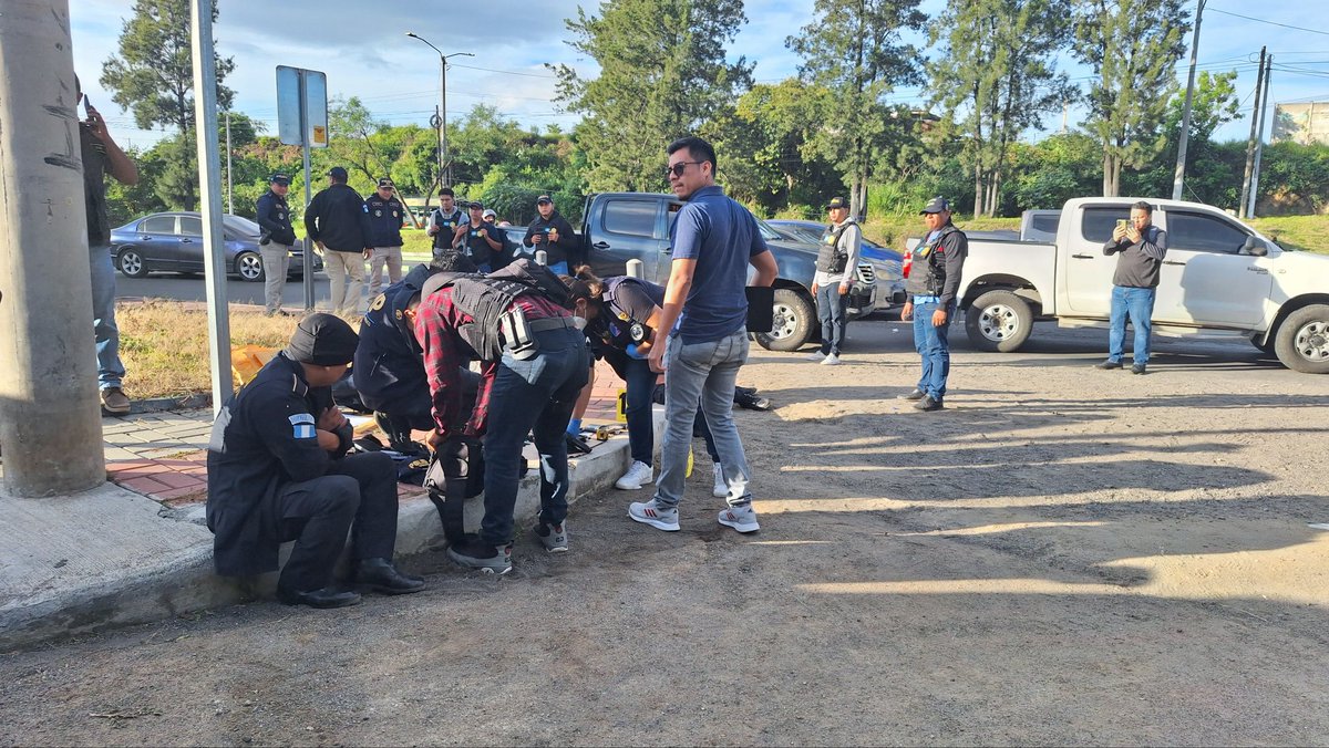 ravila_gtv's tweet photo. Agentes de la PNC fueron capturados en flagrancia por extorsión a migrantes en el CENMA. @MPguatemala está en el lugar recabando indicios, como billeteras, armas, mochilas y más. https://t.co/awZoNeyJFL
