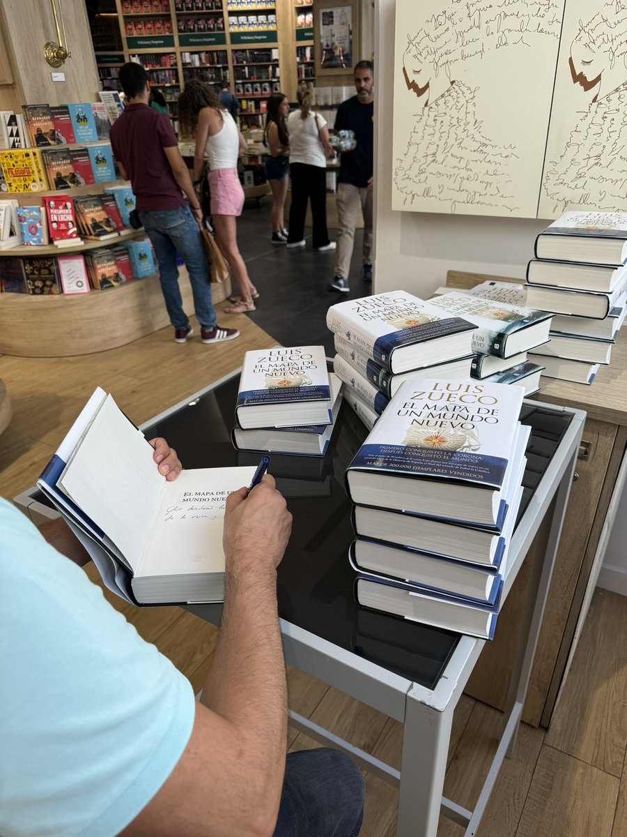 luiszueco's tweet photo. Firmando ejemplares de la nueva novela que ha salido hoy en la @casadellibro de Gran Vía en #Madrid @penguinlibros https://t.co/Sjg3iansxZ