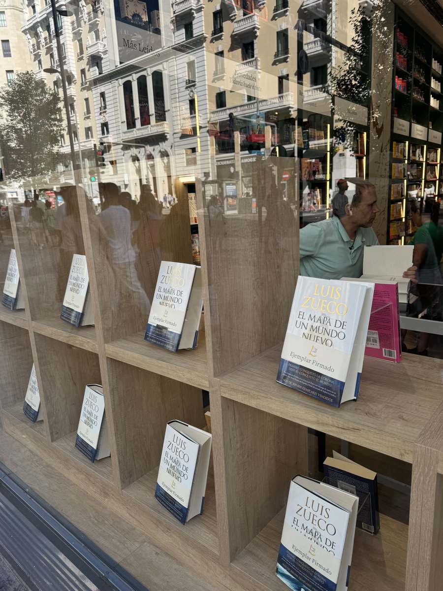 luiszueco's tweet photo. Firmando ejemplares de la nueva novela que ha salido hoy en la @casadellibro de Gran Vía en #Madrid @penguinlibros https://t.co/Sjg3iansxZ