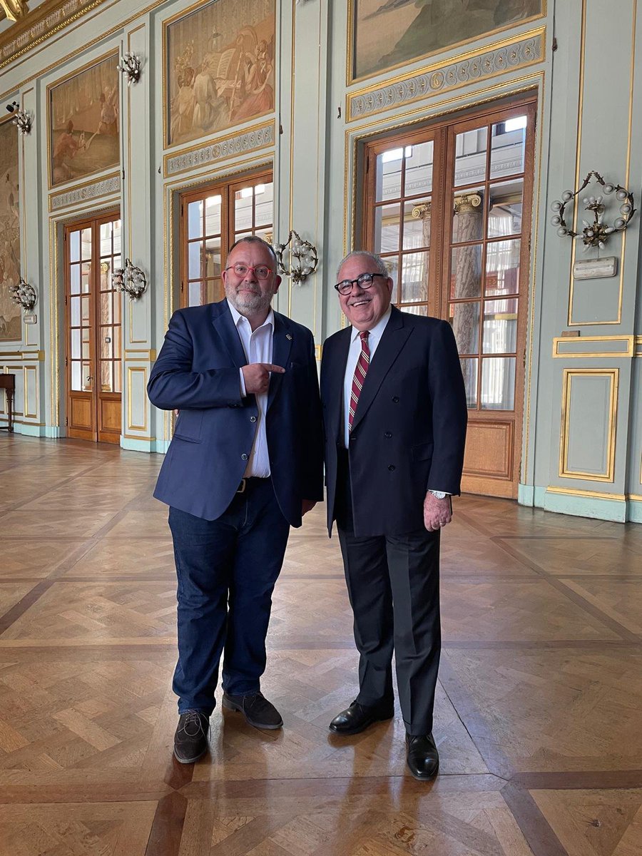 Aujourd'hui, j'ai eu le plaisir de saluer le cher Jean Spinette <a href="/JeanSpinette/">Jean Spinette</a>, le toujours actif bourgmestre de Saint-Gilles. Dans ce magnifique espace de l'Hôtel de Ville aura lieu notre Fête Nationale ce 14 septembre. La communauté mexicaine, en particulier ceux qui ont le